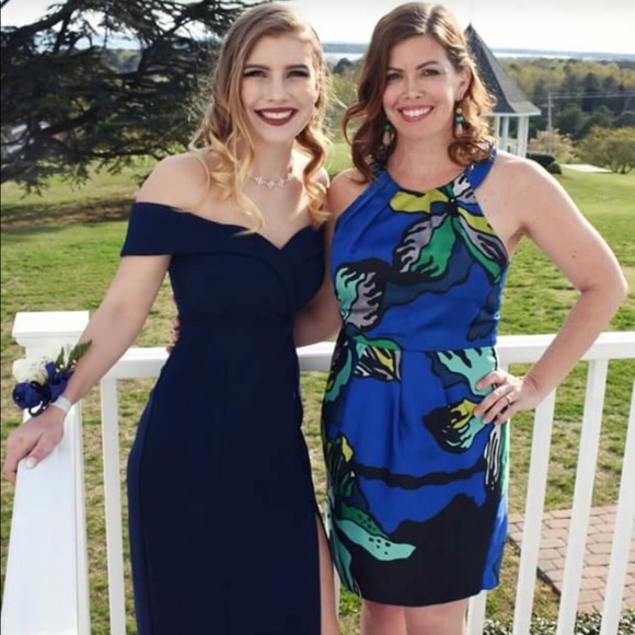 Elegant gown - Picture 1 of 4